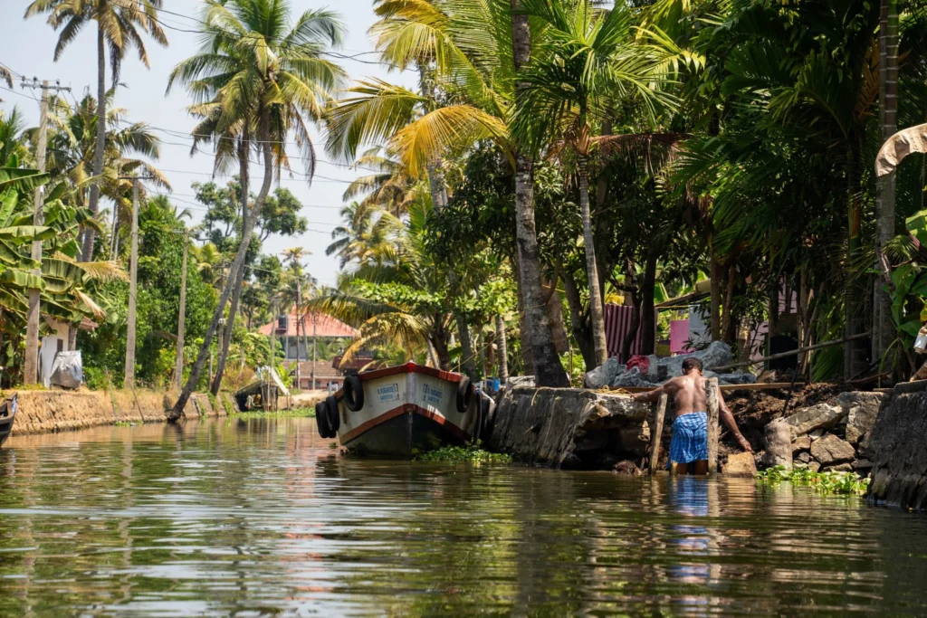 alleppey backwaters canal 3